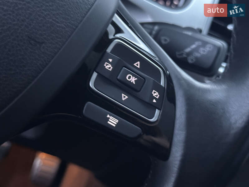 Внедорожник / Кроссовер Volkswagen Touareg 2015 в Дрогобыче