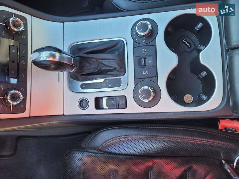 Внедорожник / Кроссовер Volkswagen Touareg 2010 в Одессе