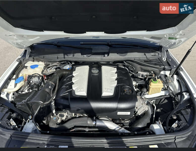 Позашляховик / Кросовер Volkswagen Touareg 2012 в Чернігові