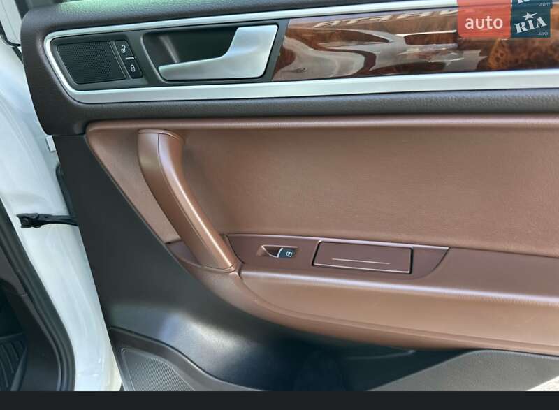 Позашляховик / Кросовер Volkswagen Touareg 2012 в Чернігові