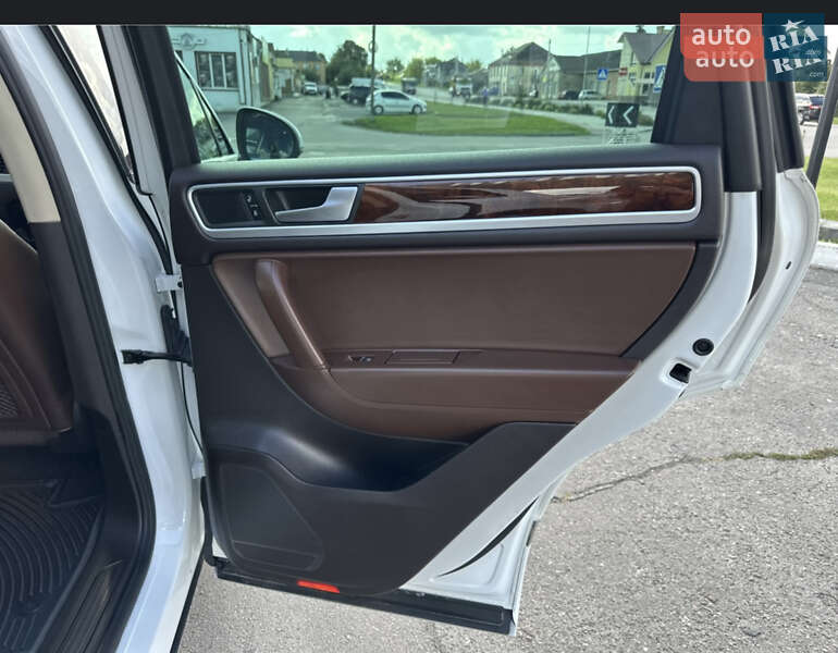 Позашляховик / Кросовер Volkswagen Touareg 2012 в Чернігові