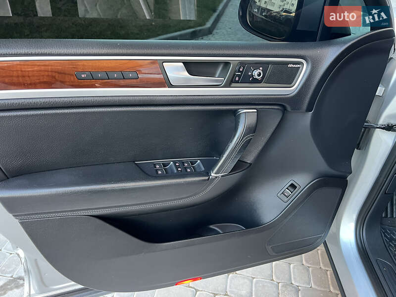 Внедорожник / Кроссовер Volkswagen Touareg 2010 в Виннице