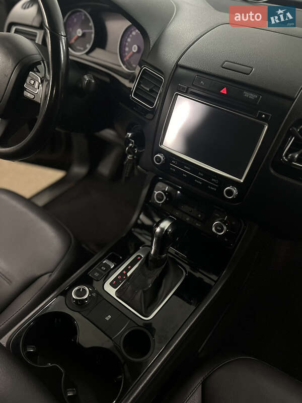 Внедорожник / Кроссовер Volkswagen Touareg 2012 в Черкассах