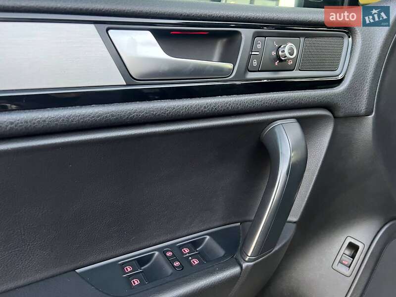 Внедорожник / Кроссовер Volkswagen Touareg 2010 в Хмельницком