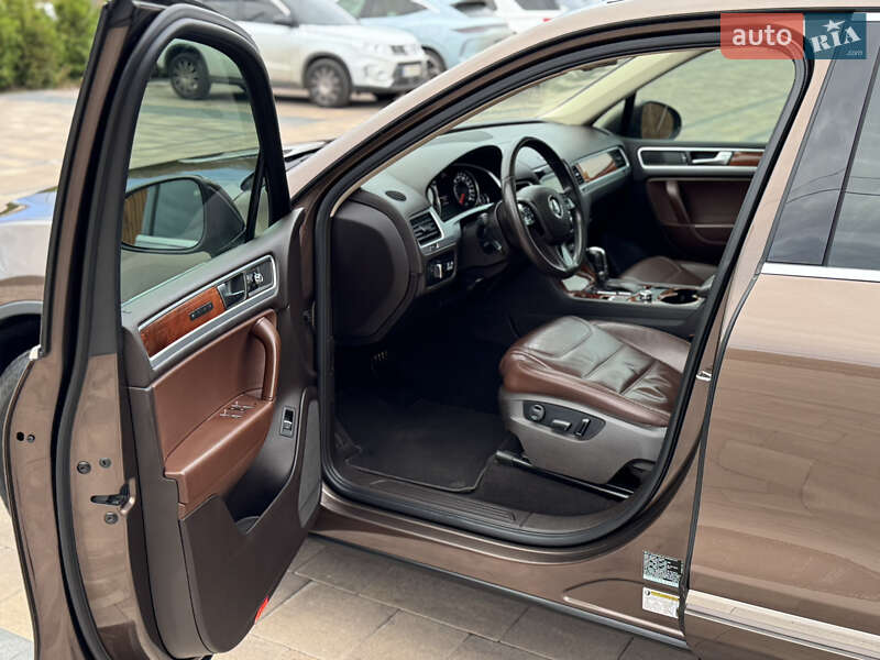 Внедорожник / Кроссовер Volkswagen Touareg 2011 в Киеве