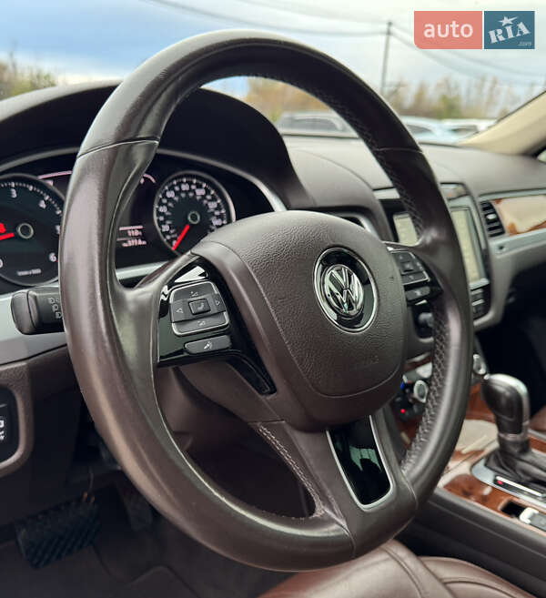 Внедорожник / Кроссовер Volkswagen Touareg 2011 в Киеве