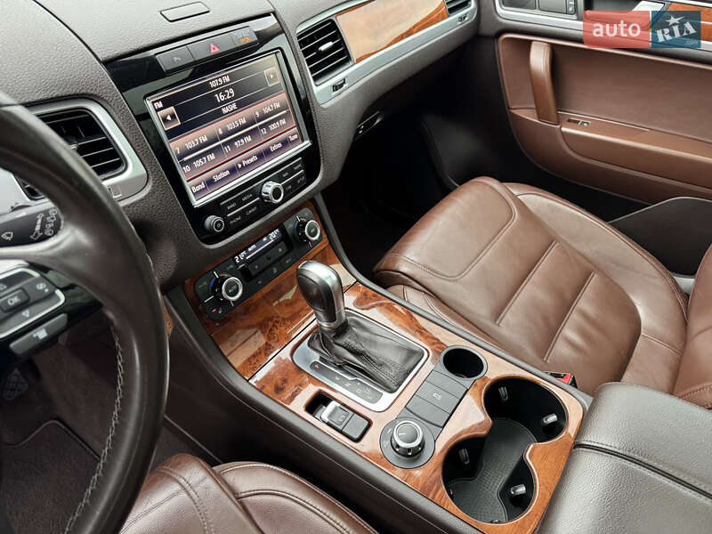 Внедорожник / Кроссовер Volkswagen Touareg 2011 в Киеве