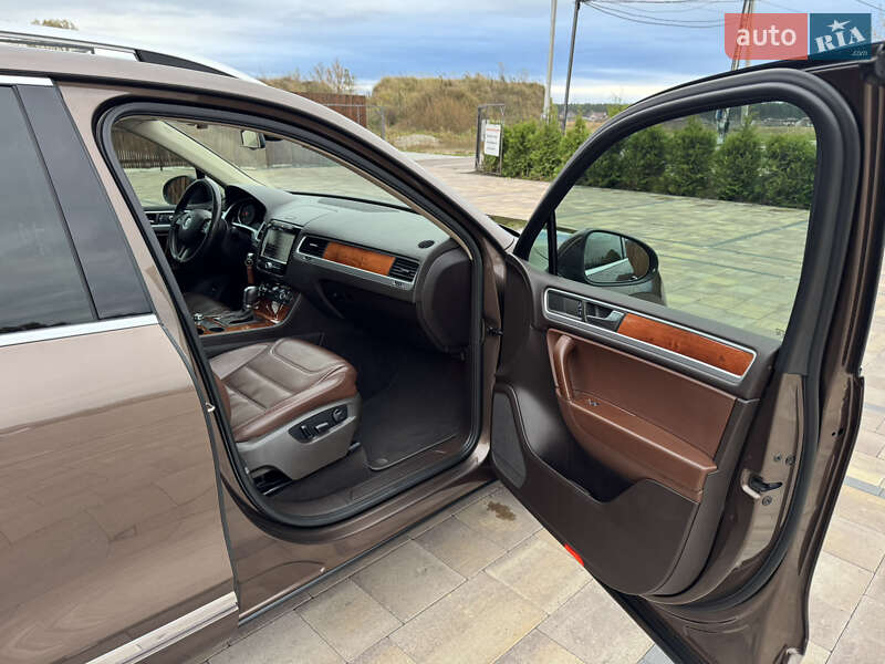 Внедорожник / Кроссовер Volkswagen Touareg 2011 в Киеве