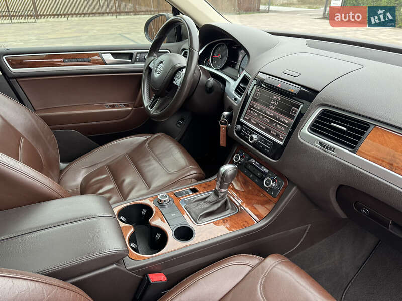 Внедорожник / Кроссовер Volkswagen Touareg 2011 в Киеве