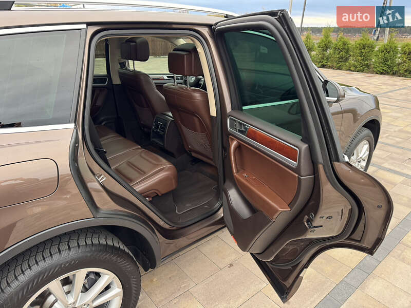 Внедорожник / Кроссовер Volkswagen Touareg 2011 в Киеве