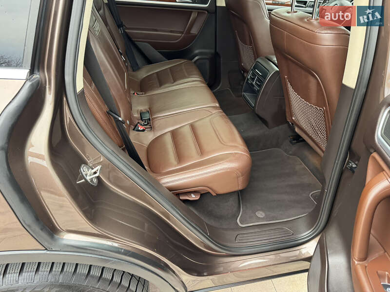 Внедорожник / Кроссовер Volkswagen Touareg 2011 в Киеве