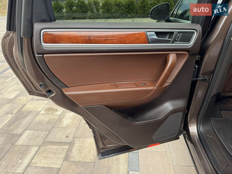 Внедорожник / Кроссовер Volkswagen Touareg 2011 в Киеве