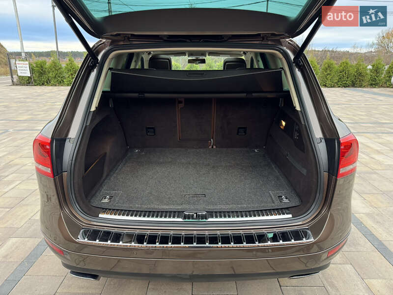 Внедорожник / Кроссовер Volkswagen Touareg 2011 в Киеве