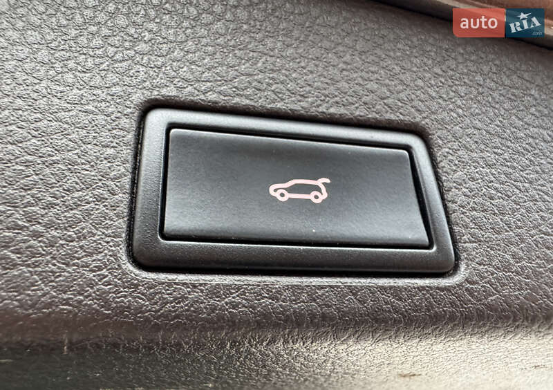 Внедорожник / Кроссовер Volkswagen Touareg 2011 в Киеве