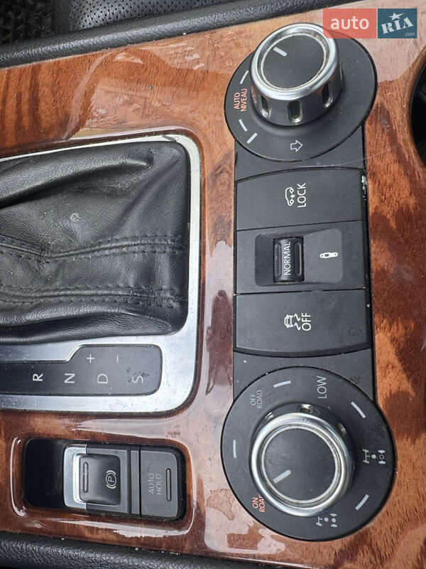 Внедорожник / Кроссовер Volkswagen Touareg 2010 в Киеве