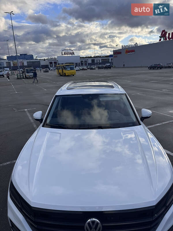 Внедорожник / Кроссовер Volkswagen Touareg 2018 в Киеве
