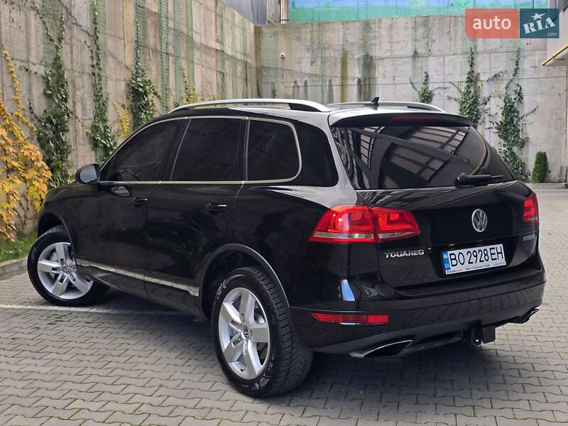 Внедорожник / Кроссовер Volkswagen Touareg 2011 в Хмельницком