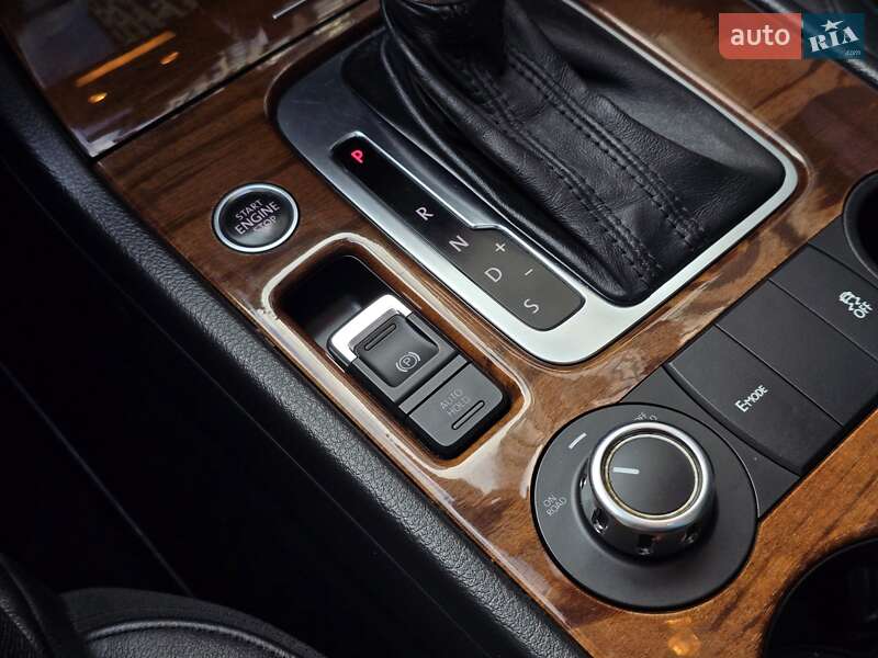 Внедорожник / Кроссовер Volkswagen Touareg 2011 в Хмельницком