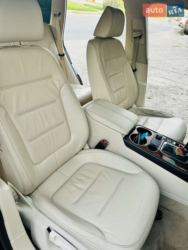 Позашляховик / Кросовер Volkswagen Touareg 2010 в Миколаєві