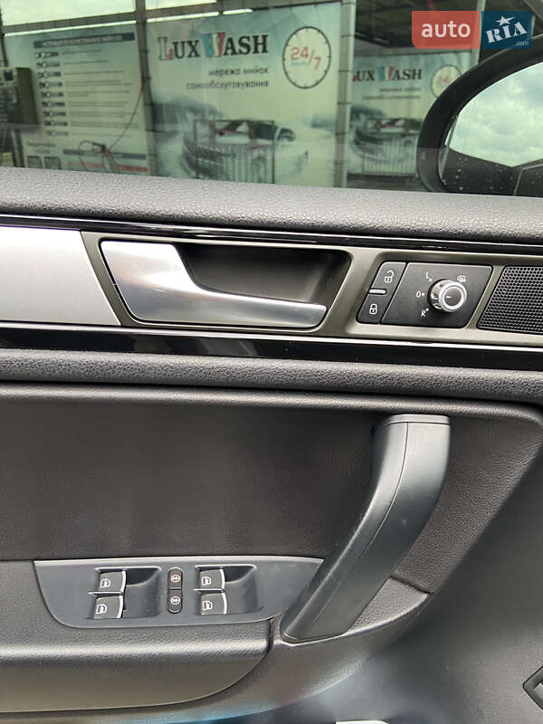 Внедорожник / Кроссовер Volkswagen Touareg 2013 в Львове