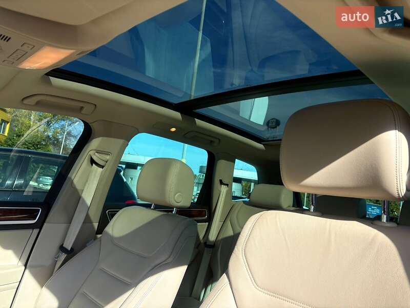 Внедорожник / Кроссовер Volkswagen Touareg 2011 в Днепре