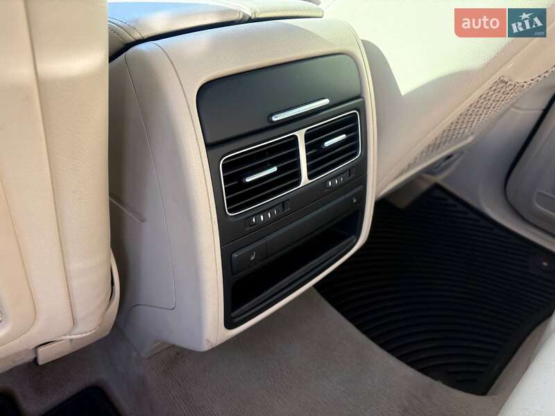 Внедорожник / Кроссовер Volkswagen Touareg 2011 в Днепре