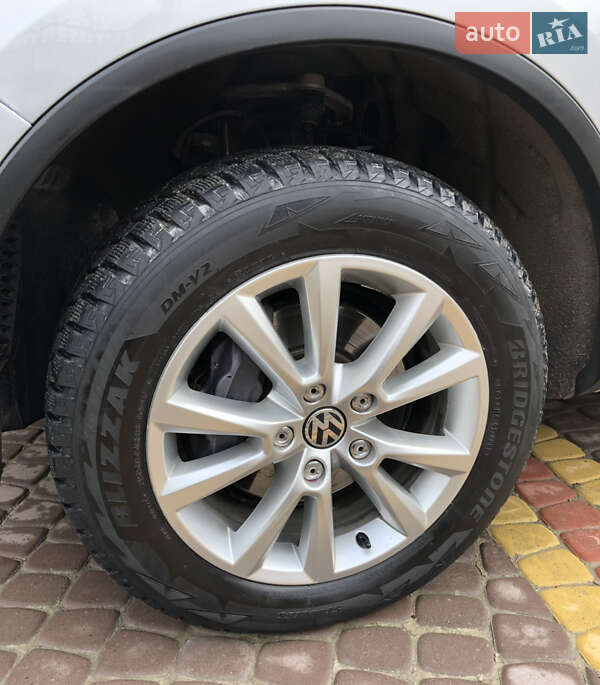 Внедорожник / Кроссовер Volkswagen Touareg 2012 в Хотине