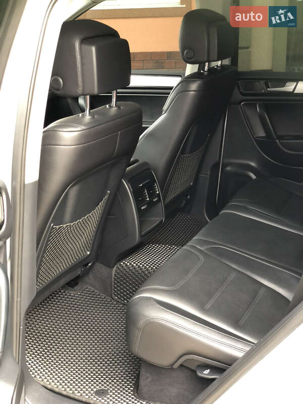 Внедорожник / Кроссовер Volkswagen Touareg 2012 в Хотине