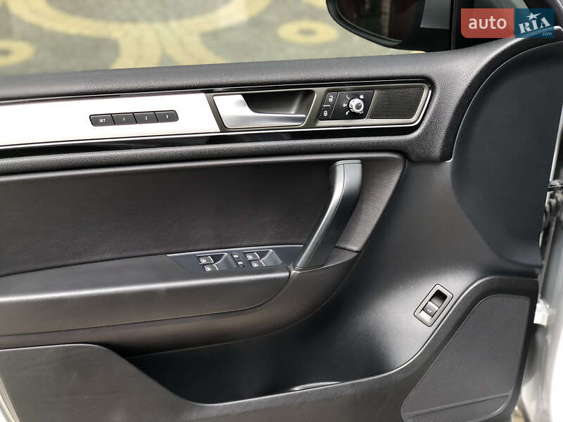 Внедорожник / Кроссовер Volkswagen Touareg 2012 в Хотине