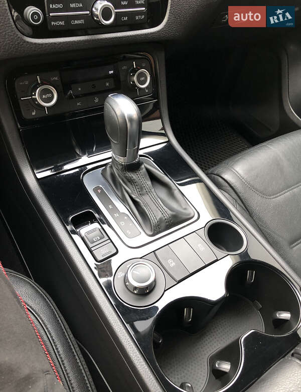 Внедорожник / Кроссовер Volkswagen Touareg 2012 в Хотине