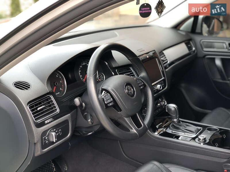 Внедорожник / Кроссовер Volkswagen Touareg 2012 в Хотине