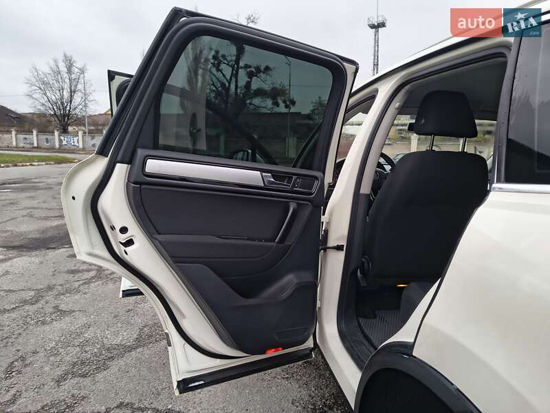 Внедорожник / Кроссовер Volkswagen Touareg 2011 в Киеве