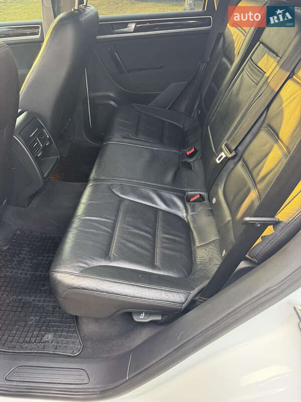 Позашляховик / Кросовер Volkswagen Touareg 2012 в Сумах