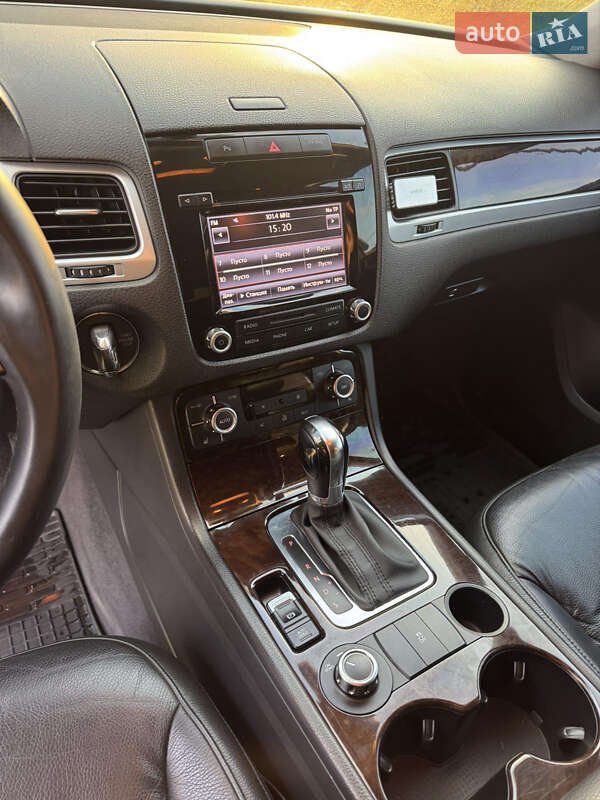 Позашляховик / Кросовер Volkswagen Touareg 2012 в Сумах