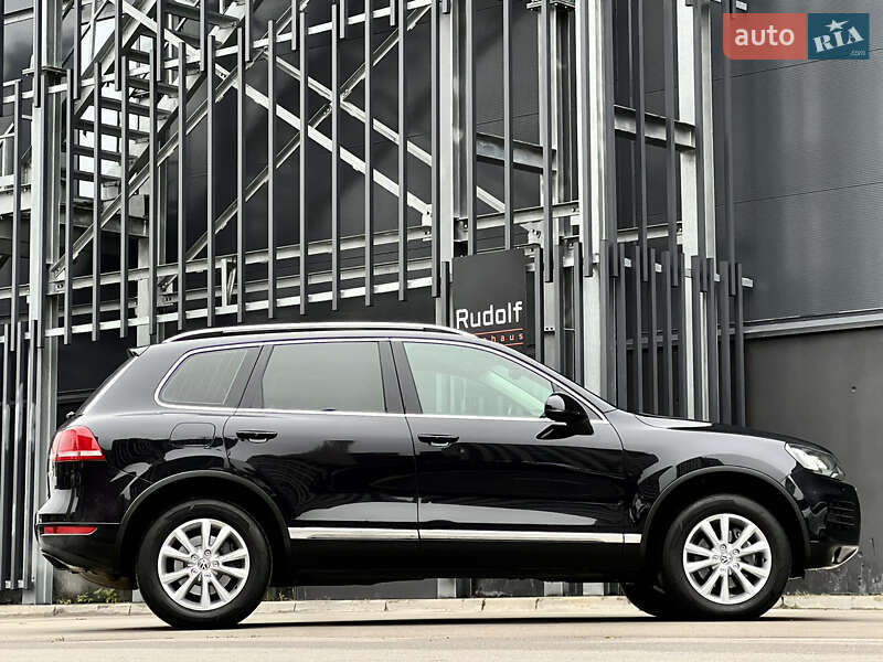 Внедорожник / Кроссовер Volkswagen Touareg 2014 в Киеве