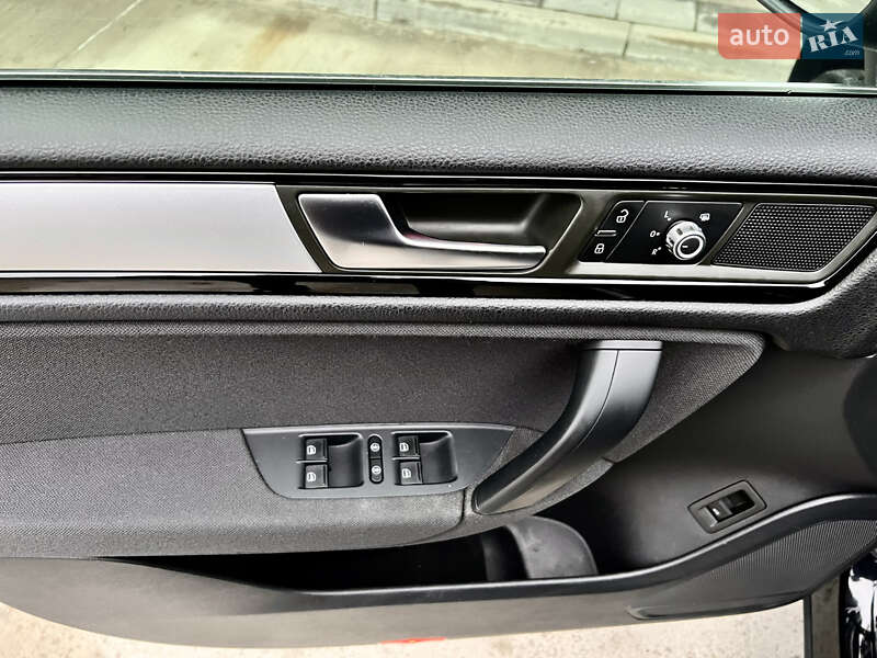 Внедорожник / Кроссовер Volkswagen Touareg 2014 в Киеве