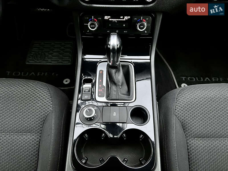 Внедорожник / Кроссовер Volkswagen Touareg 2014 в Киеве