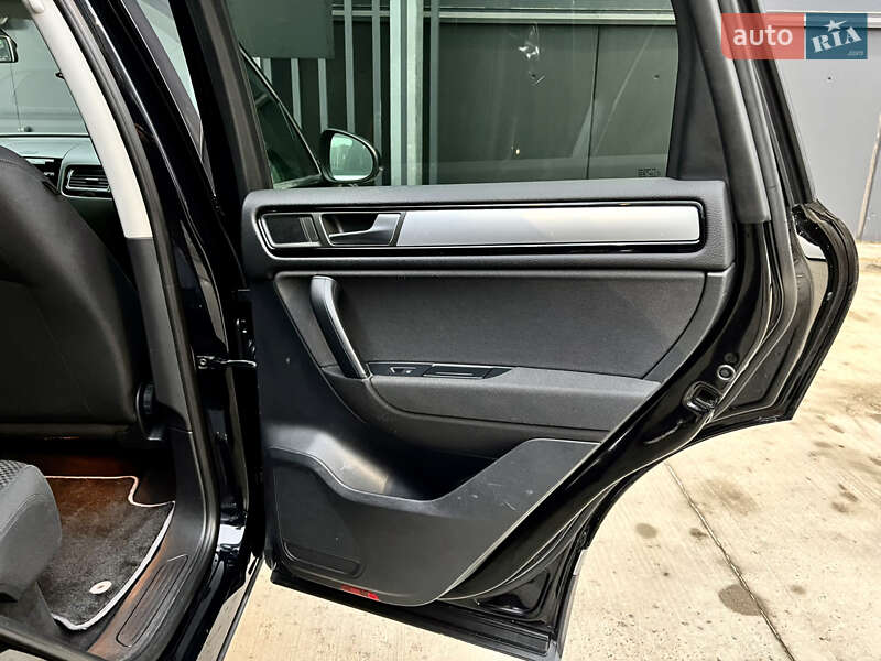 Внедорожник / Кроссовер Volkswagen Touareg 2014 в Киеве