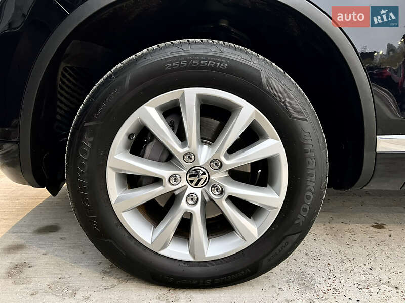 Внедорожник / Кроссовер Volkswagen Touareg 2014 в Киеве