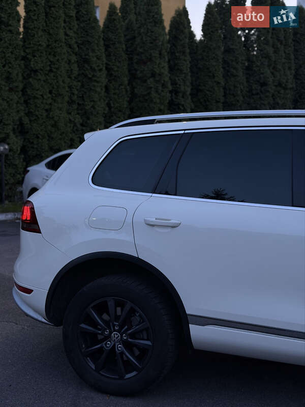 Внедорожник / Кроссовер Volkswagen Touareg 2011 в Киеве