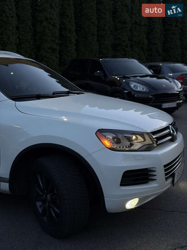 Внедорожник / Кроссовер Volkswagen Touareg 2011 в Киеве