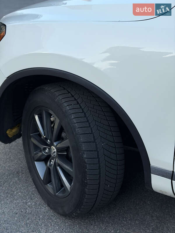 Внедорожник / Кроссовер Volkswagen Touareg 2011 в Киеве