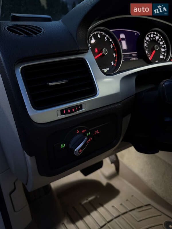 Внедорожник / Кроссовер Volkswagen Touareg 2011 в Киеве