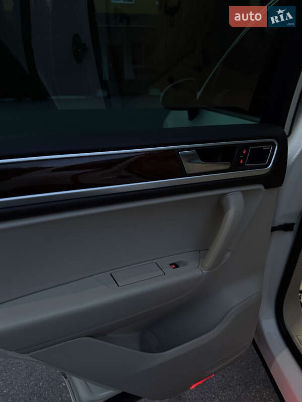 Внедорожник / Кроссовер Volkswagen Touareg 2011 в Киеве