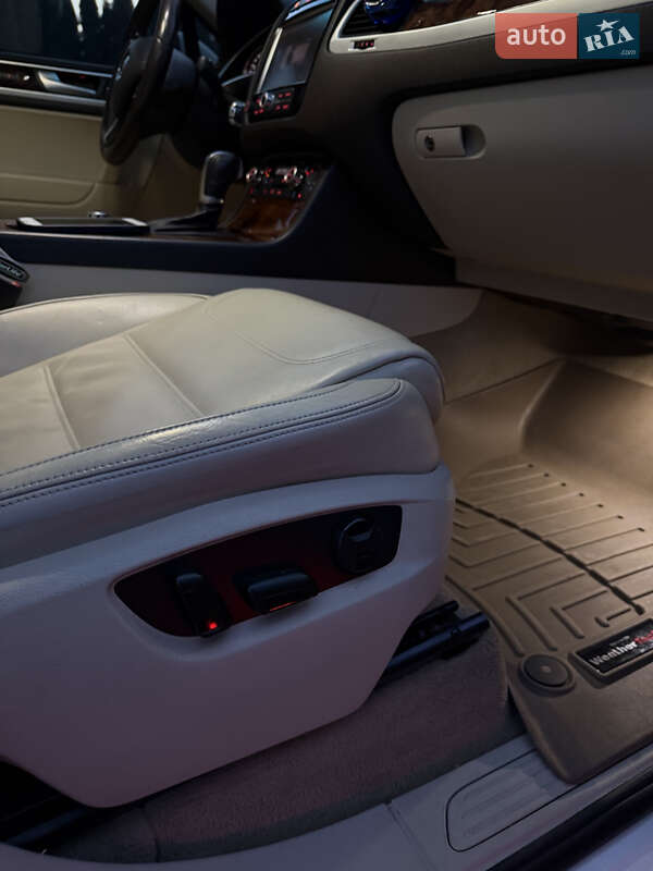 Внедорожник / Кроссовер Volkswagen Touareg 2011 в Киеве