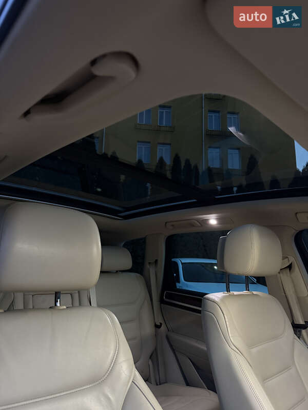 Внедорожник / Кроссовер Volkswagen Touareg 2011 в Киеве