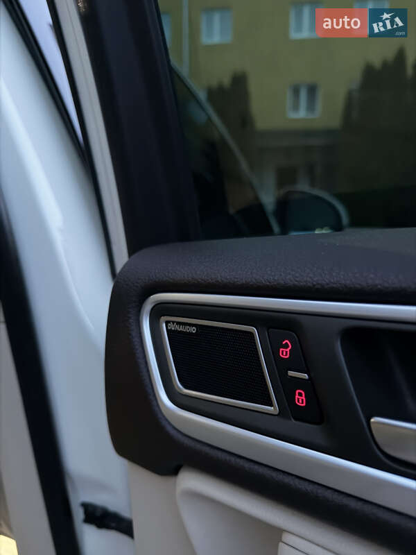 Внедорожник / Кроссовер Volkswagen Touareg 2011 в Киеве