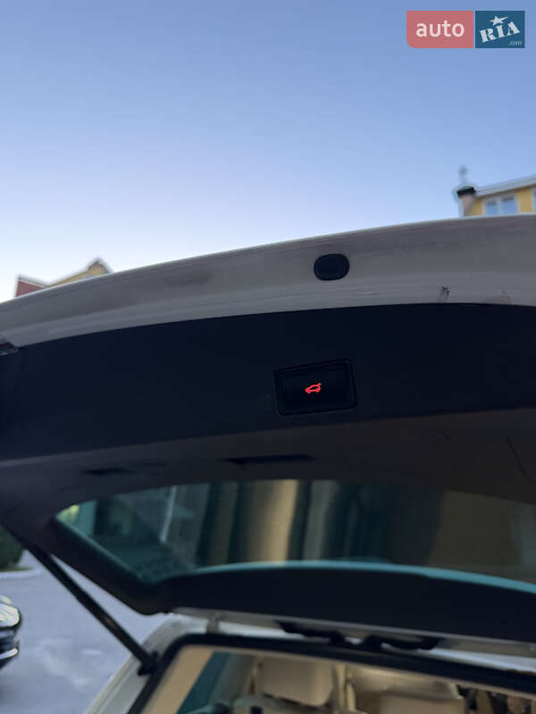 Внедорожник / Кроссовер Volkswagen Touareg 2011 в Киеве