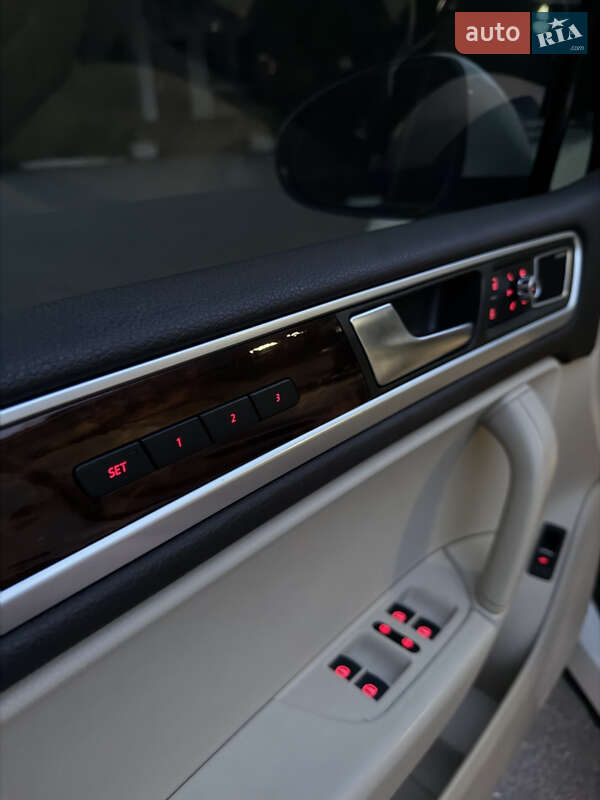 Внедорожник / Кроссовер Volkswagen Touareg 2011 в Киеве