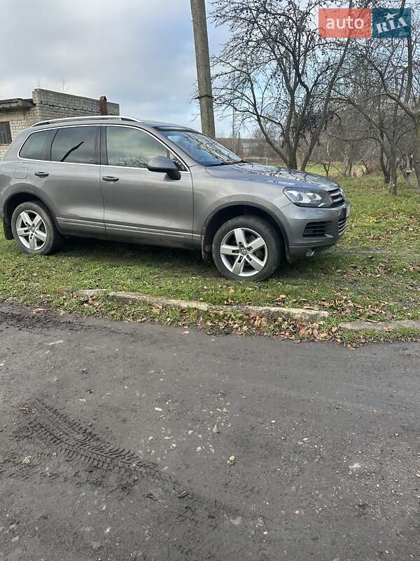Внедорожник / Кроссовер Volkswagen Touareg 2011 в Буске